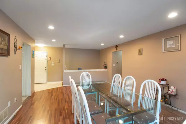 Woodbridge Proper, NJ 07095,135 Beverly Hill Terr #B