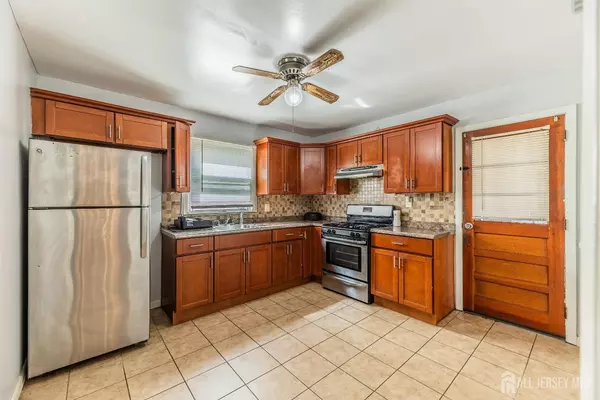 Carteret, NJ 07008,111 Emerson ST #1