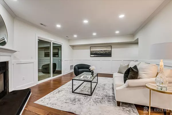 Edison, NJ 08820,145 maplewood CT