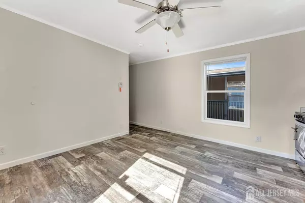 Edison, NJ 08817,2505 Woodbridge AVE #19L