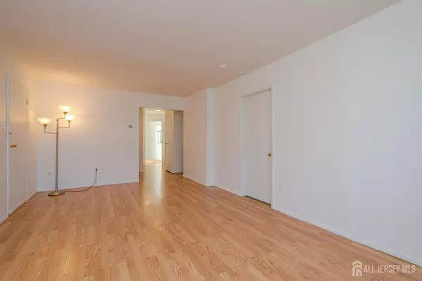 East Brunswick, NJ 08816,17 Lake AVE #2B