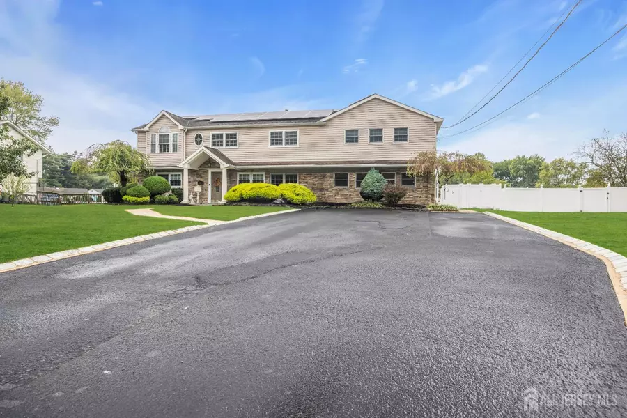 17 Yorktowne DR, Manalapan, NJ 07726