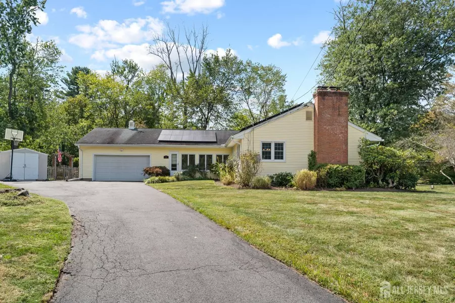 1 Fabrow DR, Hopewell Twp, NJ 08560