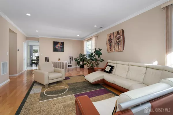 East Brunswick, NJ 08816,14 Bucknell DR
