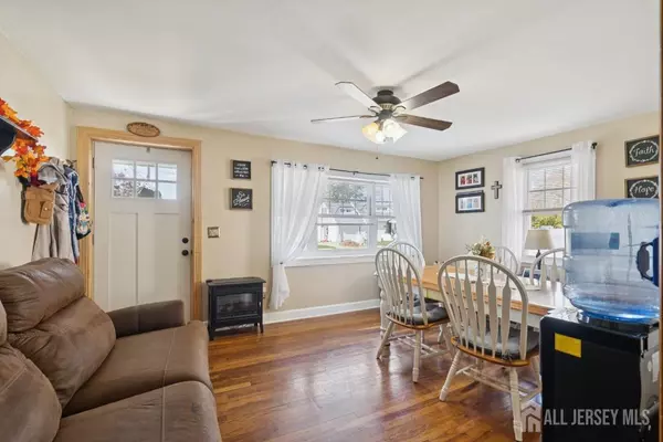 Carteret, NJ 07008,40 Dorothy ST