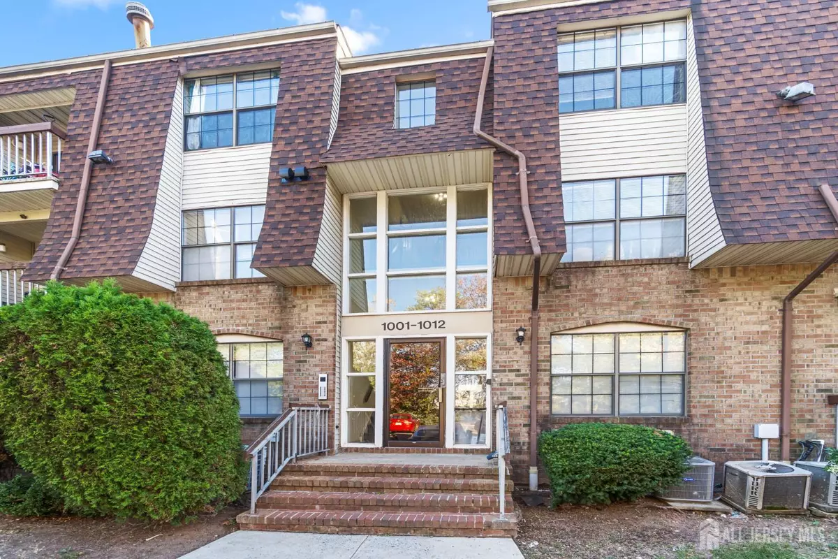 Perth Amboy, NJ 08861,1002 Hidden Village DR
