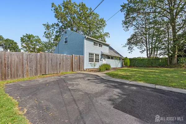 Iselin, NJ 08830,990 N Rebecca PL