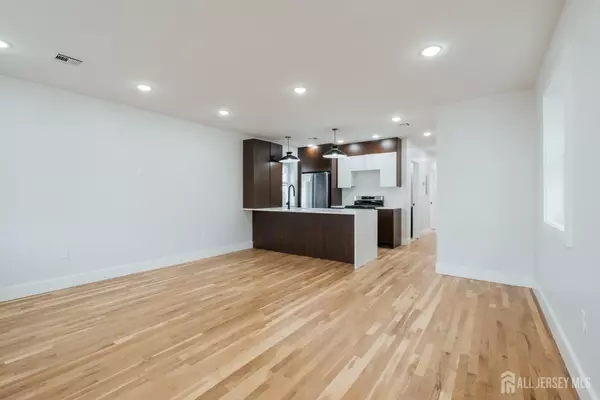 East Orange, NJ 07018,90 Hollywood AVE