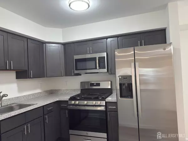 Edison, NJ 08817,1215 waterford DR