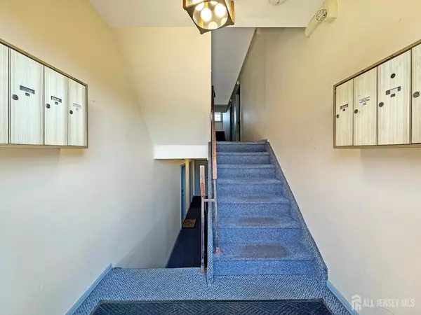 Woodbridge Proper, NJ 07095,39 Powderhorn CT