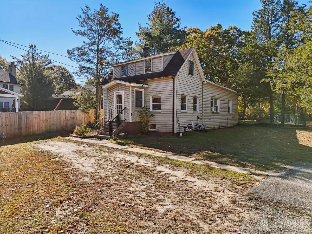 Manalapan, NJ 07726,5 Claytons LN