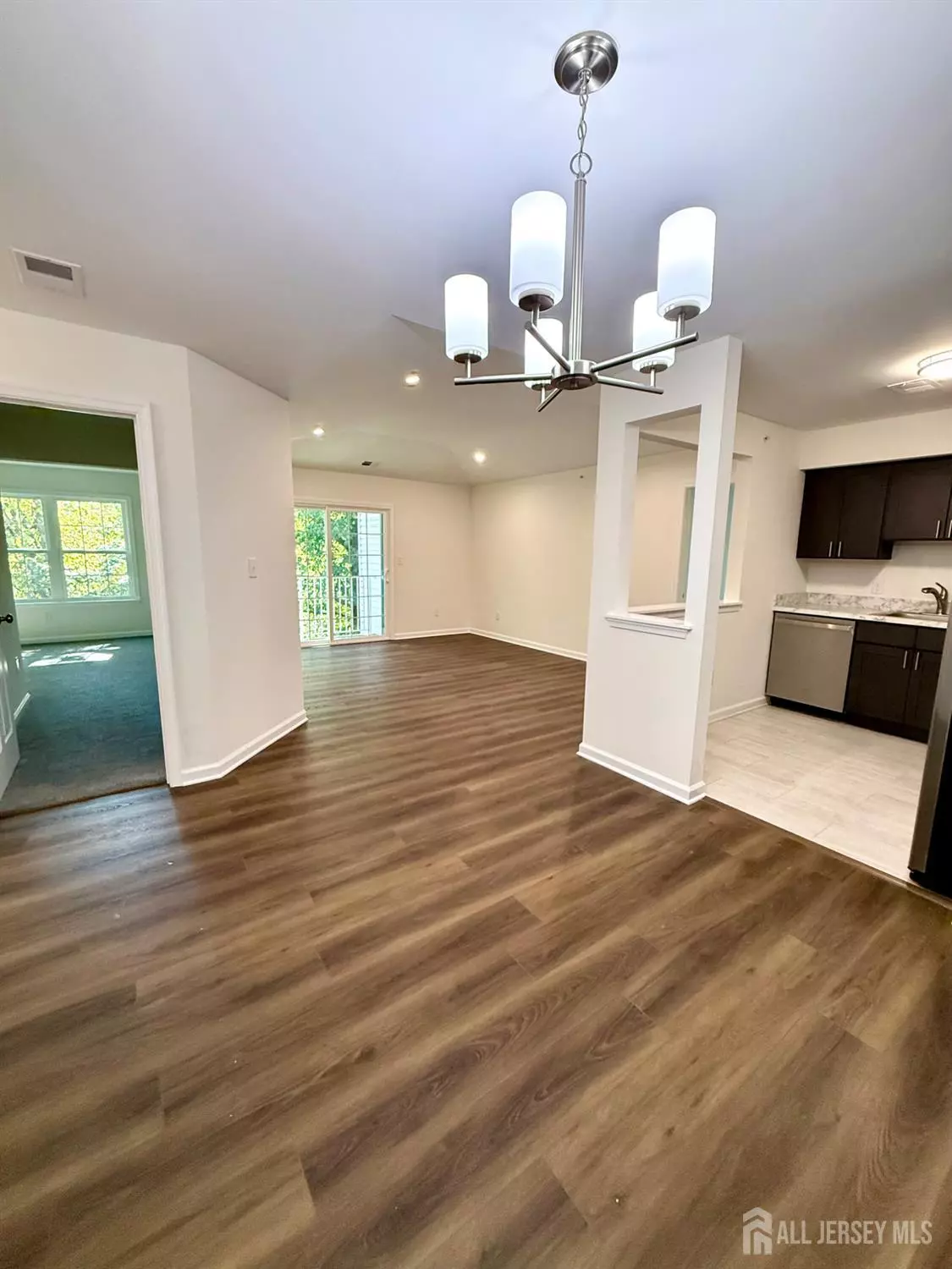 Edison, NJ 08817,1238 Waterford DR