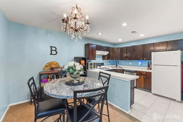 East Brunswick, NJ 08816,279 Hatfield LN