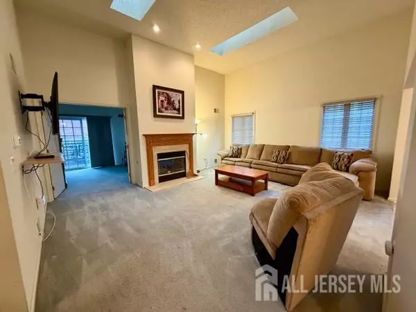 Monroe, NJ 08831,2 London DR