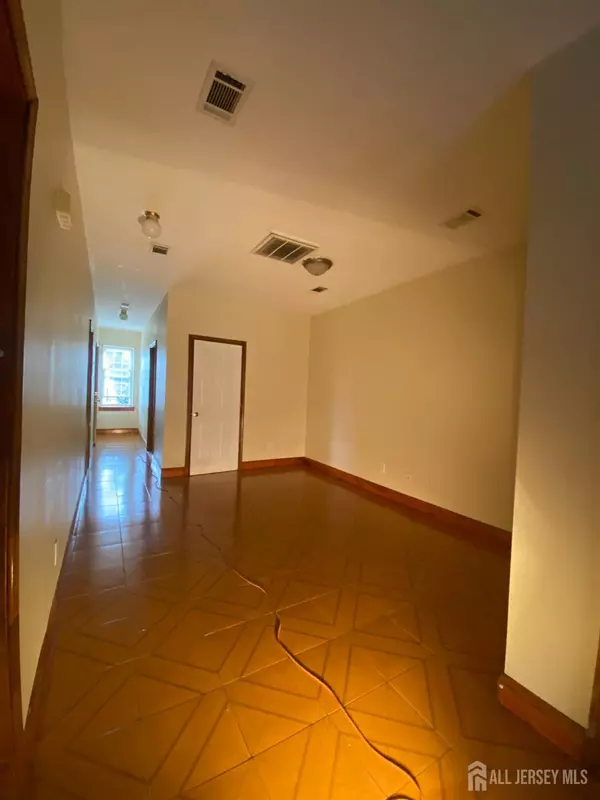 Perth Amboy, NJ 08861,98 Catalpa AVE #2