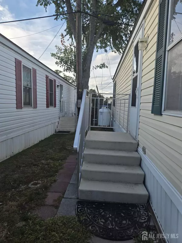 Avenel, NJ 07001,8 3rd ST