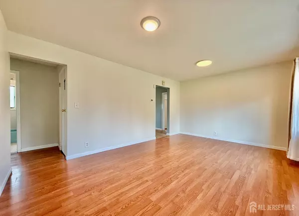 East Brunswick, NJ 08816,33 Windsor DR