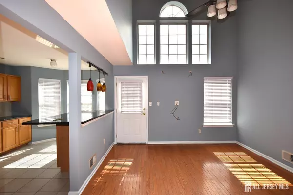 North Brunswick, NJ 08902,24 Hawthorne RD