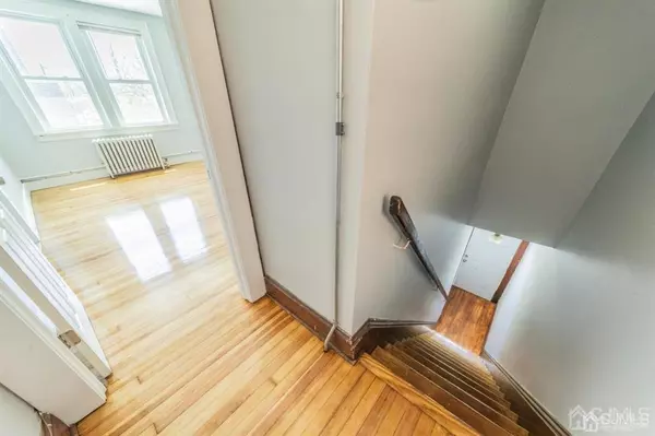 Carteret, NJ 07008,228 Washington AVE #2