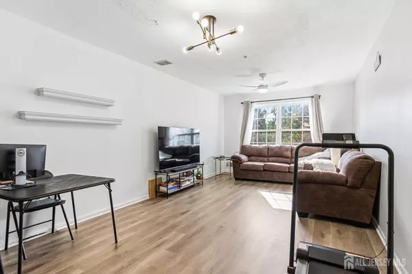 Edison, NJ 08820,21 Newburgh DR