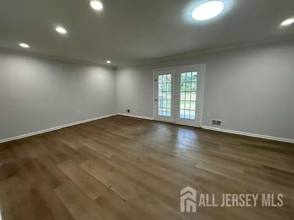 East Brunswick, NJ 08816,31 Van Pelt CT