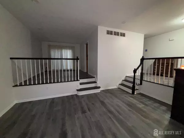 21 Teaberry DR, Edison, NJ 08820