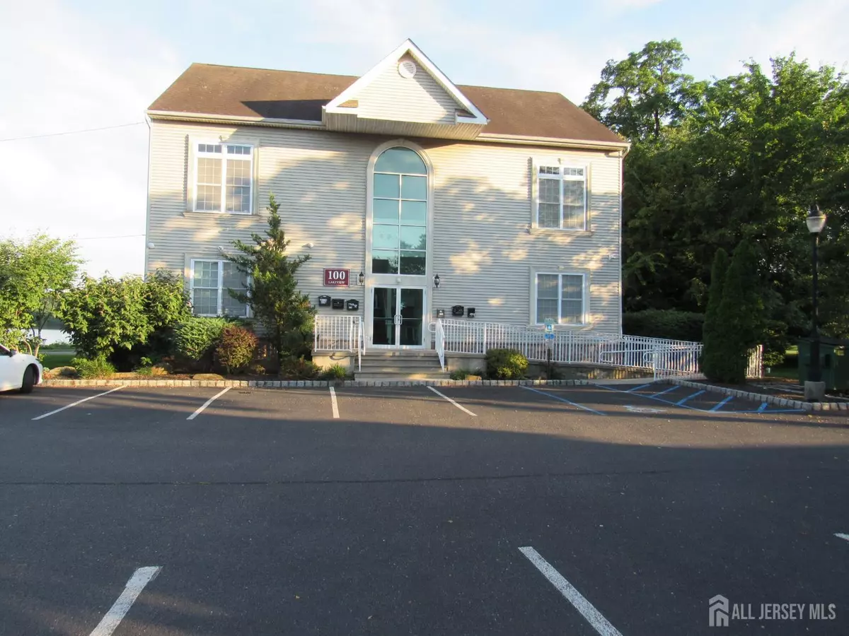 Monroe, NJ 08831,100 Lakeview DR #1A