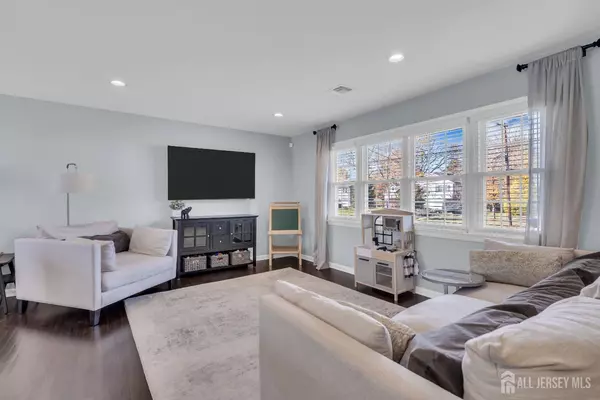 Piscataway, NJ 08854,15 Maplehurst LN