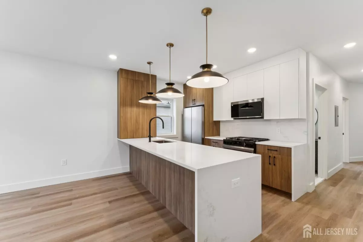 East Orange, NJ 07018,84 Hollywood AVE #1