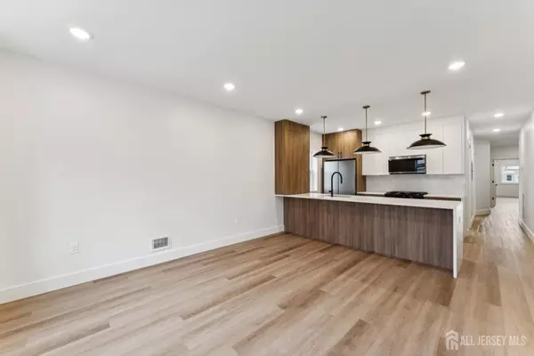 East Orange, NJ 07018,84 Hollywood AVE #1