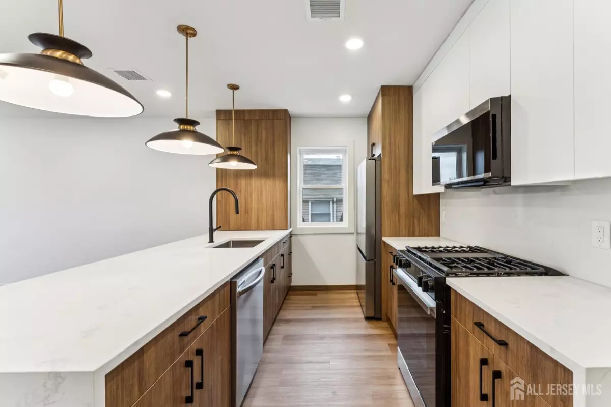 East Orange, NJ 07018,84 hollywood AVE