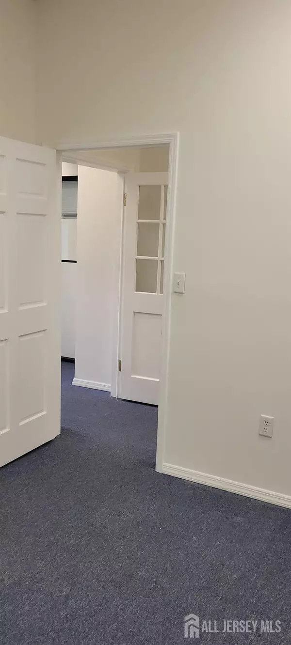 Edison, NJ 08820,22 Meridian RD #3