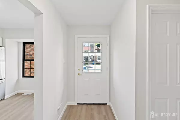 North Brunswick, NJ 08902,6 Wood Acres DR