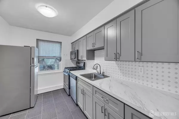 Edison, NJ 08817,14 York DR #4B