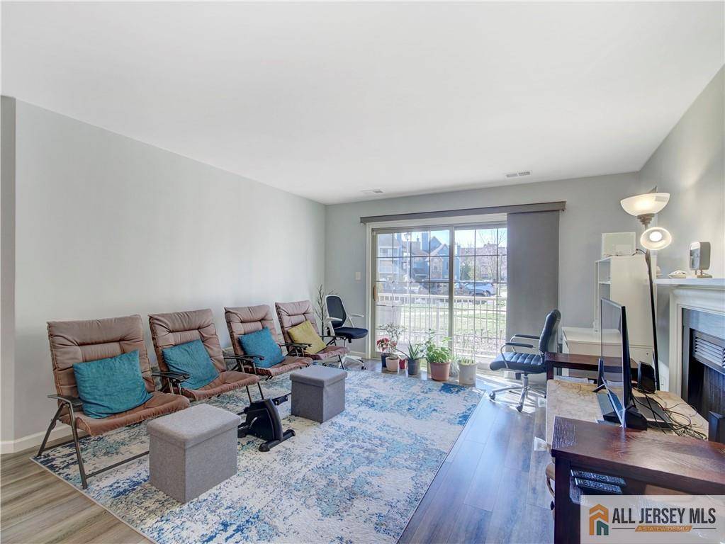 East Brunswick, NJ 08816,285 Cozzens CT #285
