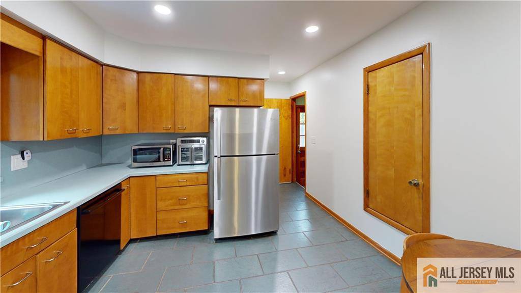 Metuchen, NJ 08840,398 Waltham AVE