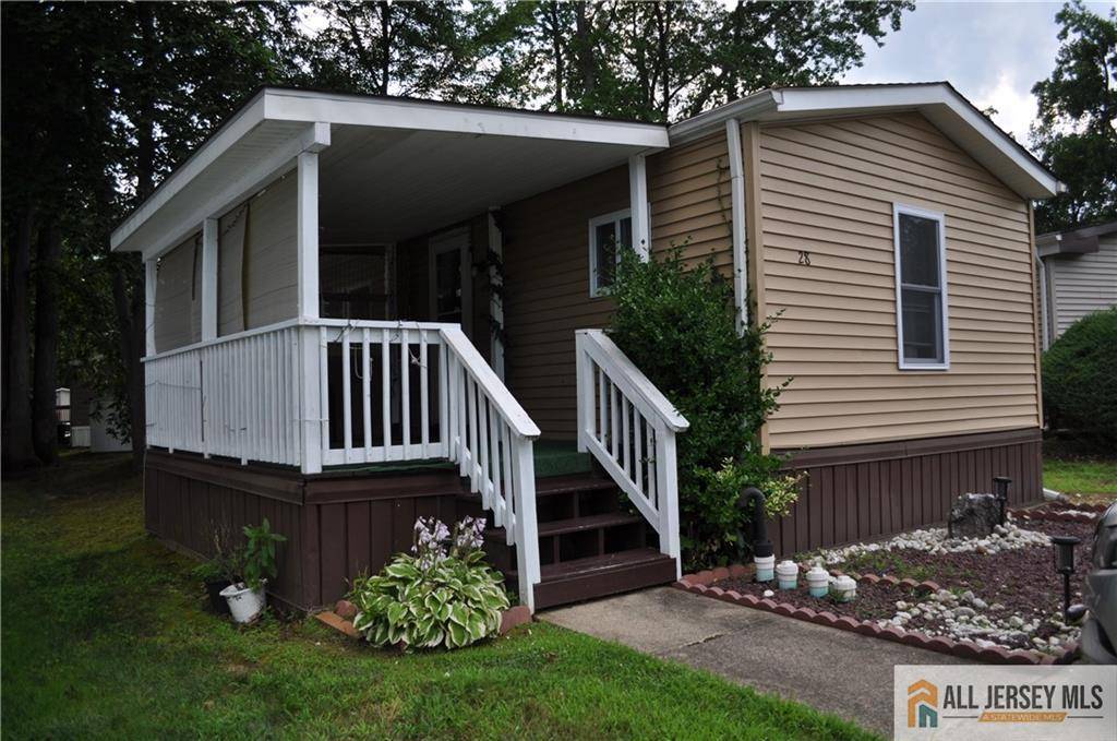 28 Dickens RD, North Brunswick, NJ 08902