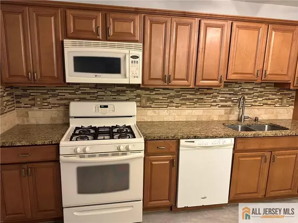 Woodbridge Proper, NJ 07095,1037 Cricket LN