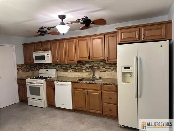 Woodbridge Proper, NJ 07095,1037 Cricket LN