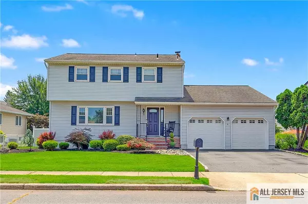 11 Courtney LN, Colonia, NJ 07067