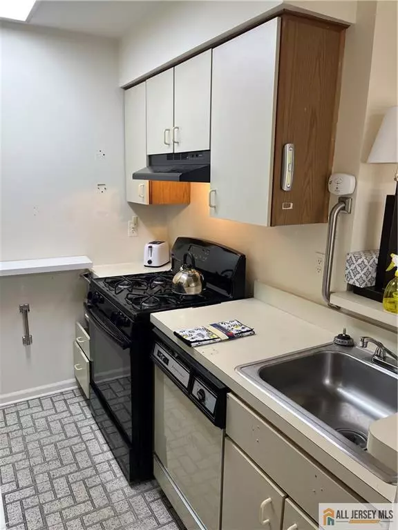 East Brunswick, NJ 08816,112 Longfield CT #112