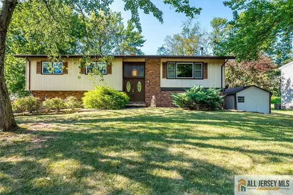 32 Chandler RD, Edison, NJ 08820