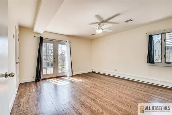 Iselin, NJ 08830,81 Coakley ST