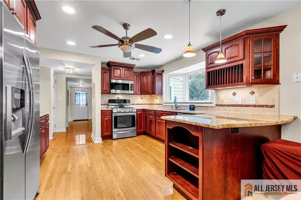 Edison, NJ 08820,20 Oak Hills RD