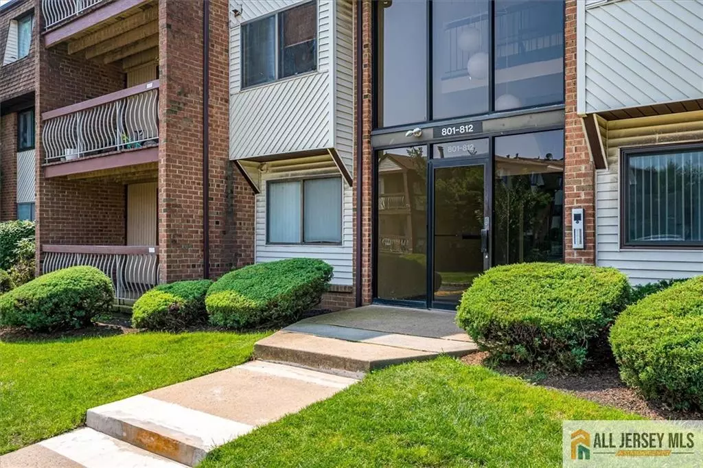 Edison, NJ 08837,811 Edison Glen TER #811