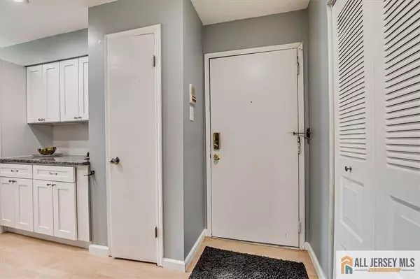 Edison, NJ 08837,811 Edison Glen TER #811