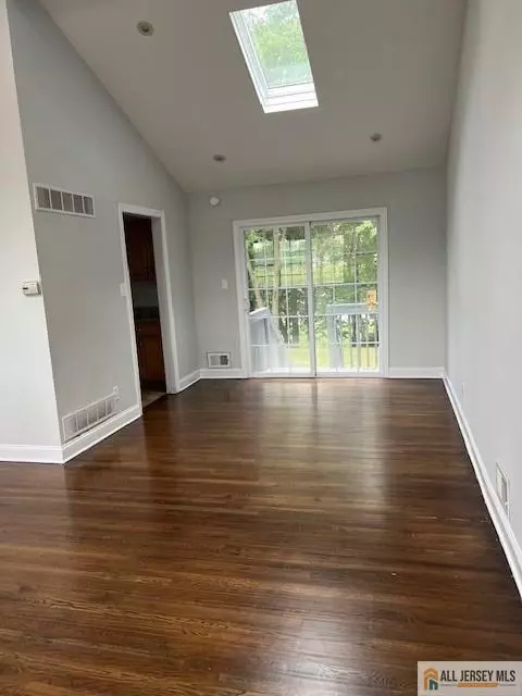 East Brunswick, NJ 08816,139 Rues LN