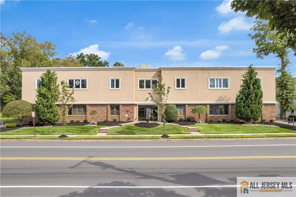 Clark, NJ 07066,727 Raritan RD #204