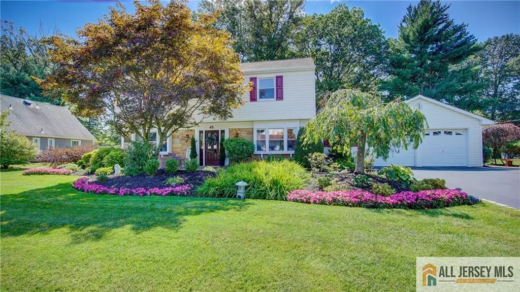45 Lakeridge DR, Old Bridge, NJ 07747