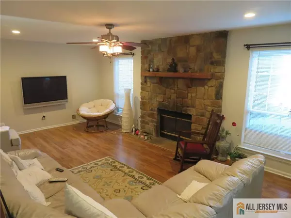 Edison, NJ 08820,601 Maplecrest RD